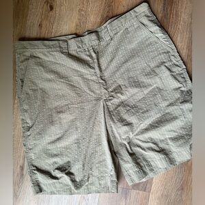 Patagonia men’s cotton textured khaki shorts. Size 38